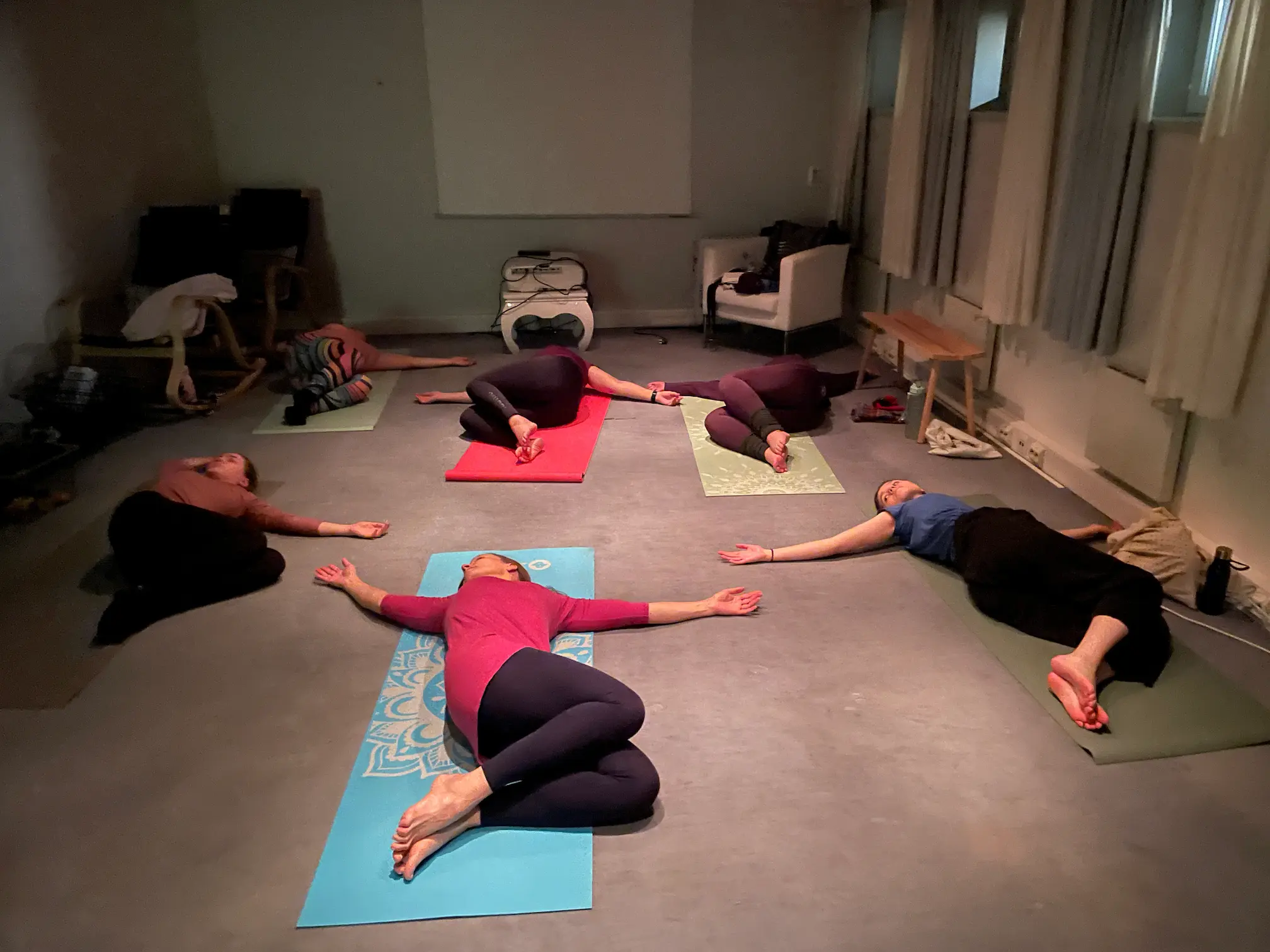 Luoviaterapian ohjaama joogahetki, jossa osallistujat tekevät hermostoa palauttavaa ja stressiä lievittävää rentoutusharjoitusta.